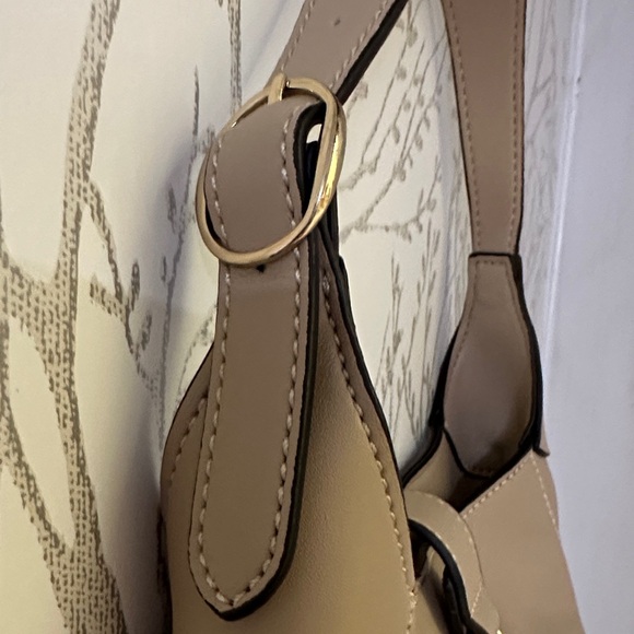 GUESS Beige Shoulder Bag - Picture 5 of 11